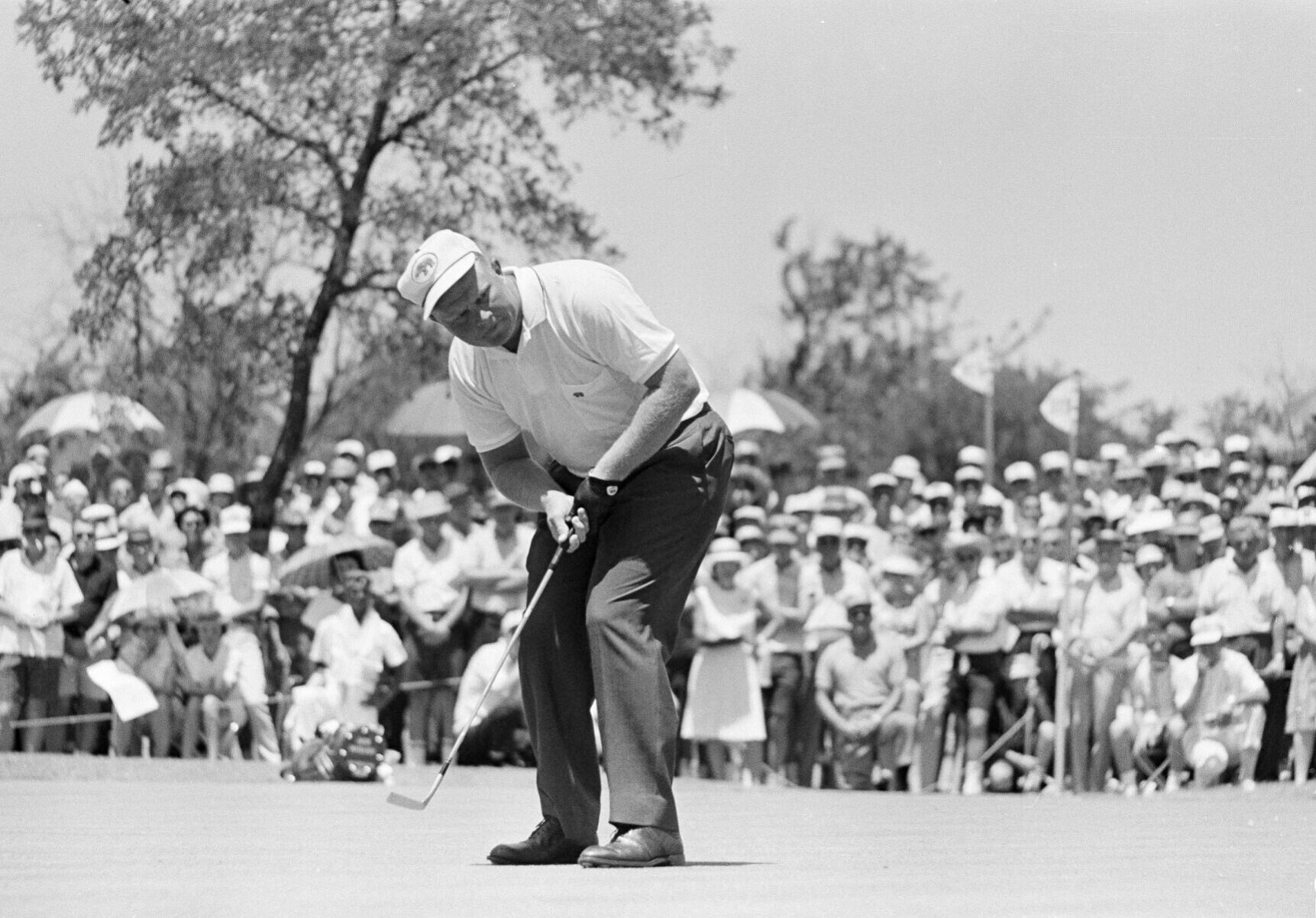1963: Jack Nicklaus wins the PGA championship by two strokes